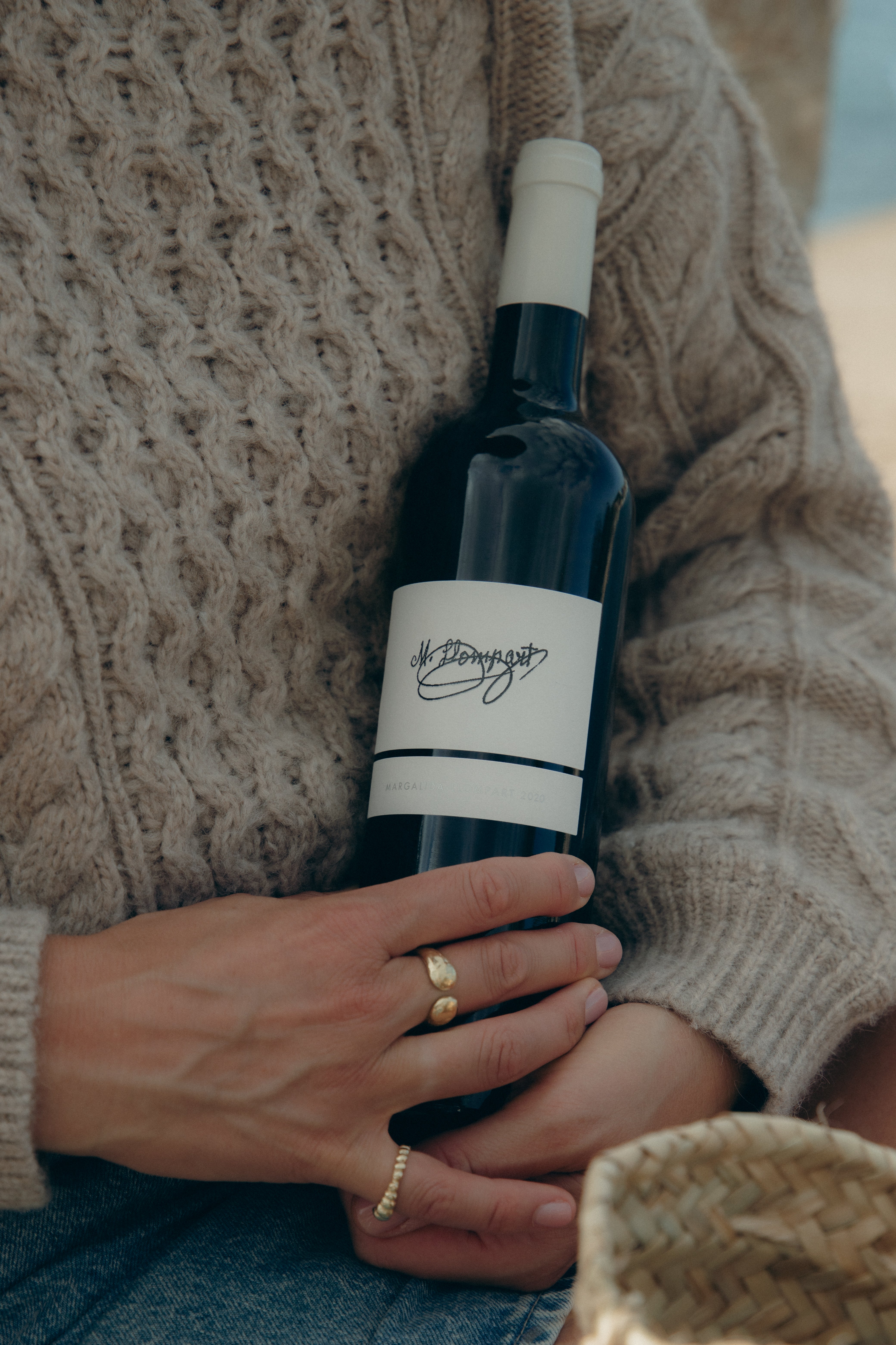 fles witte wijn in Jane haar armen